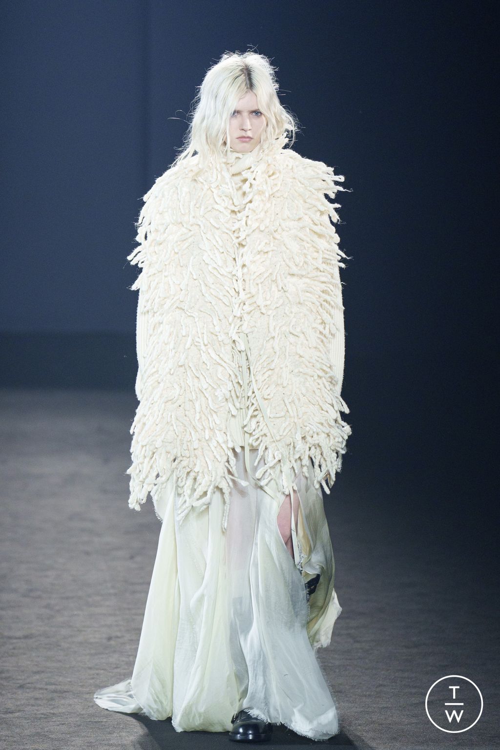 Fashion Week Paris Fall/Winter 2024 look 13 de la collection Ann Demeulemeester womenswear