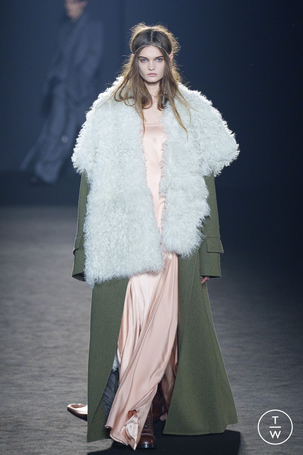 Fashion Week Paris Fall/Winter 2024 look 17 de la collection Ann Demeulemeester womenswear