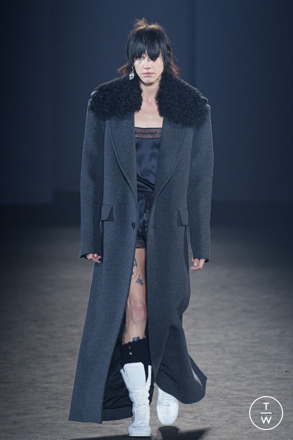 Fashion Week Paris Fall/Winter 2024 look 24 de la collection Ann Demeulemeester womenswear