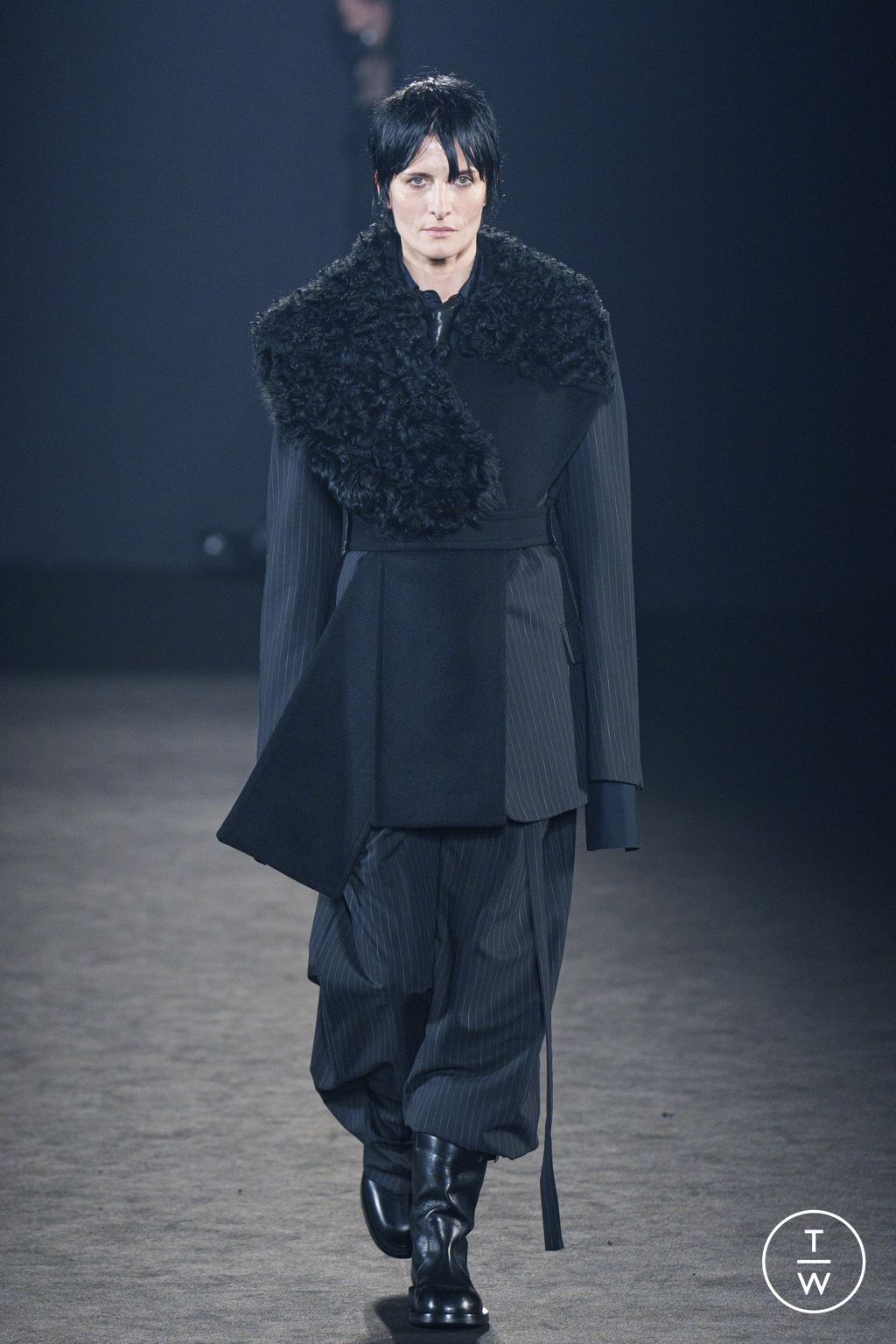 Fashion Week Paris Fall/Winter 2024 look 25 from the Ann Demeulemeester collection 女装