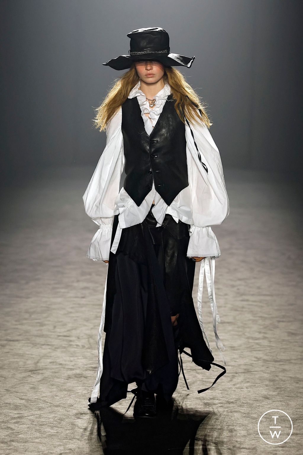 Fashion Week Paris Fall/Winter 2025 look 2 from the Ann Demeulemeester collection womenswear