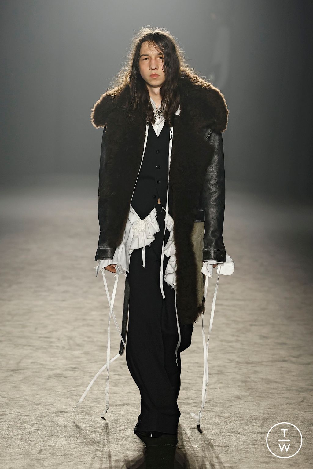 Fashion Week Paris Fall/Winter 2025 look 16 from the Ann Demeulemeester collection womenswear