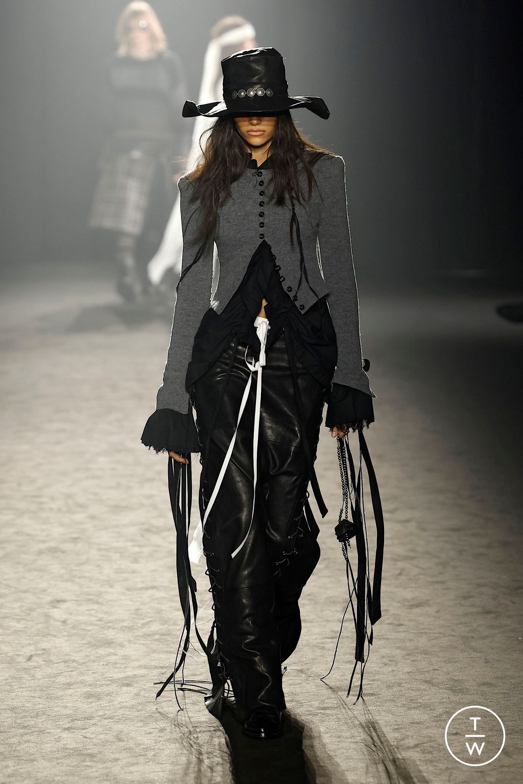 Fashion Week Paris Fall/Winter 2025 look 17 de la collection Ann Demeulemeester womenswear