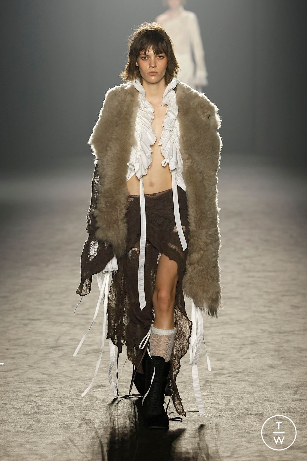 Fashion Week Paris Fall/Winter 2025 look 19 de la collection Ann Demeulemeester womenswear