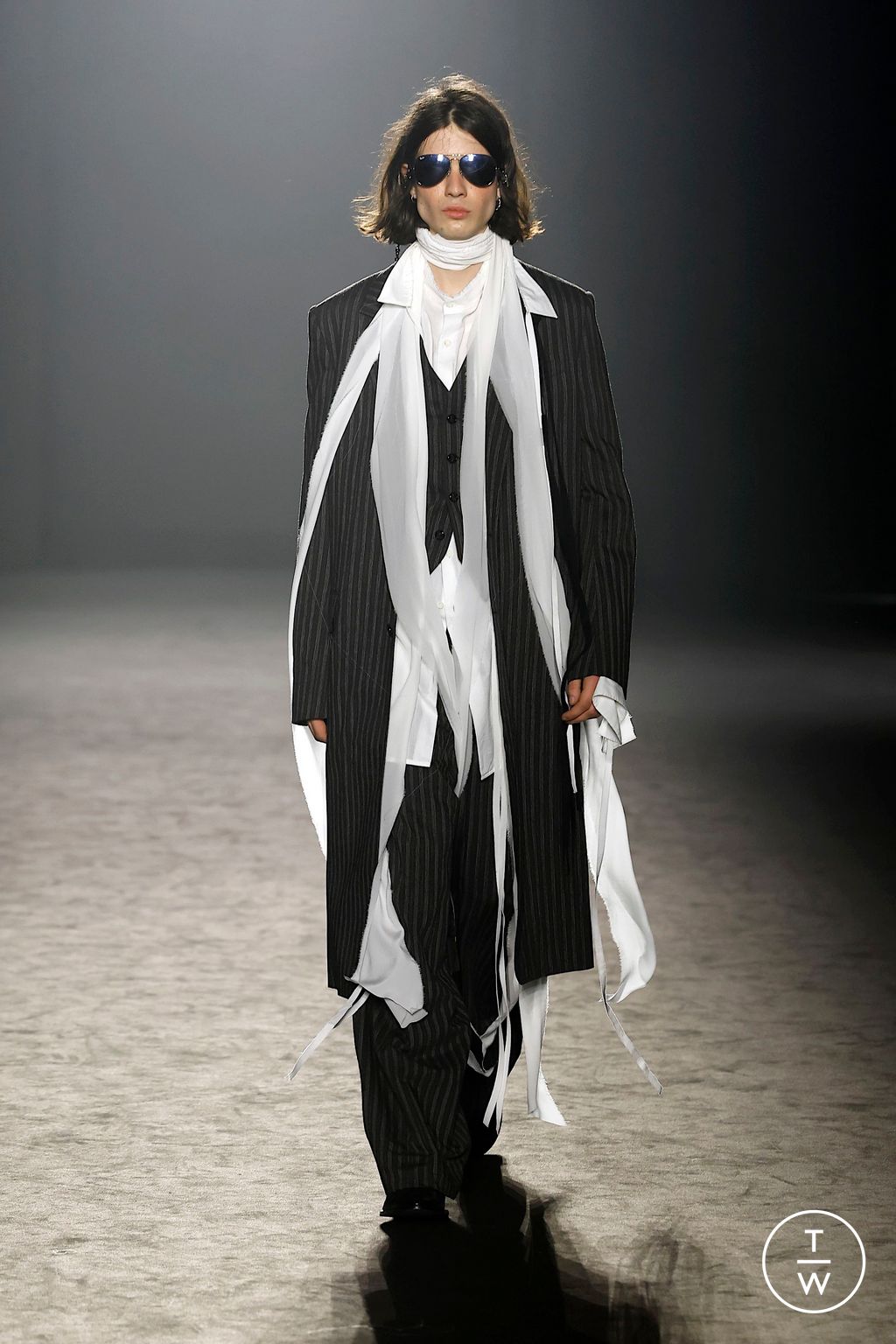 Fashion Week Paris Fall/Winter 2025 look 31 de la collection Ann Demeulemeester womenswear