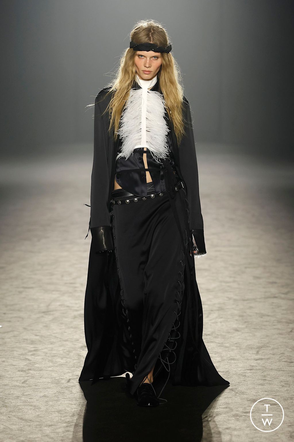 Fashion Week Paris Fall/Winter 2025 look 32 from the Ann Demeulemeester collection womenswear