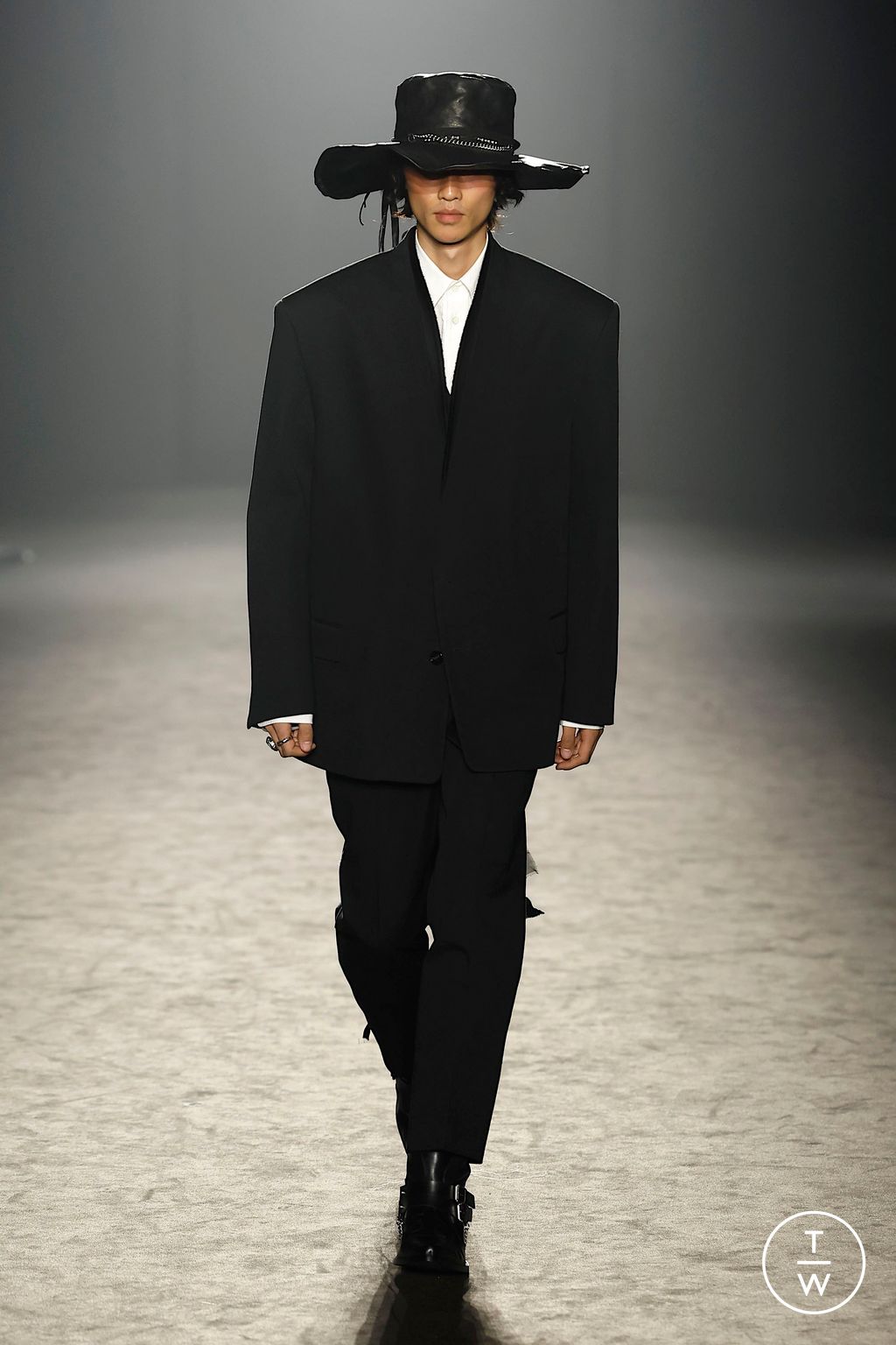 Fashion Week Paris Fall/Winter 2025 look 33 from the Ann Demeulemeester collection womenswear
