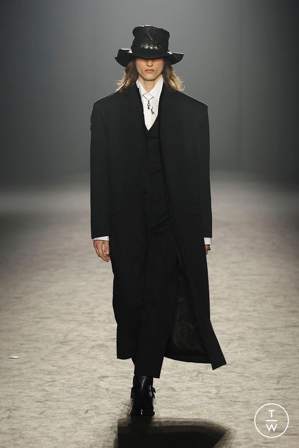 Fashion Week Paris Fall/Winter 2025 look 35 from the Ann Demeulemeester collection womenswear
