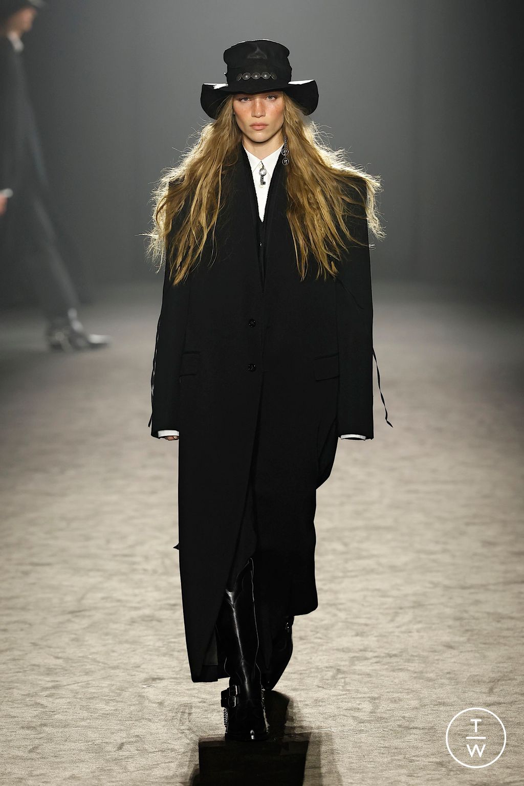 Fashion Week Paris Fall/Winter 2025 look 37 from the Ann Demeulemeester collection womenswear