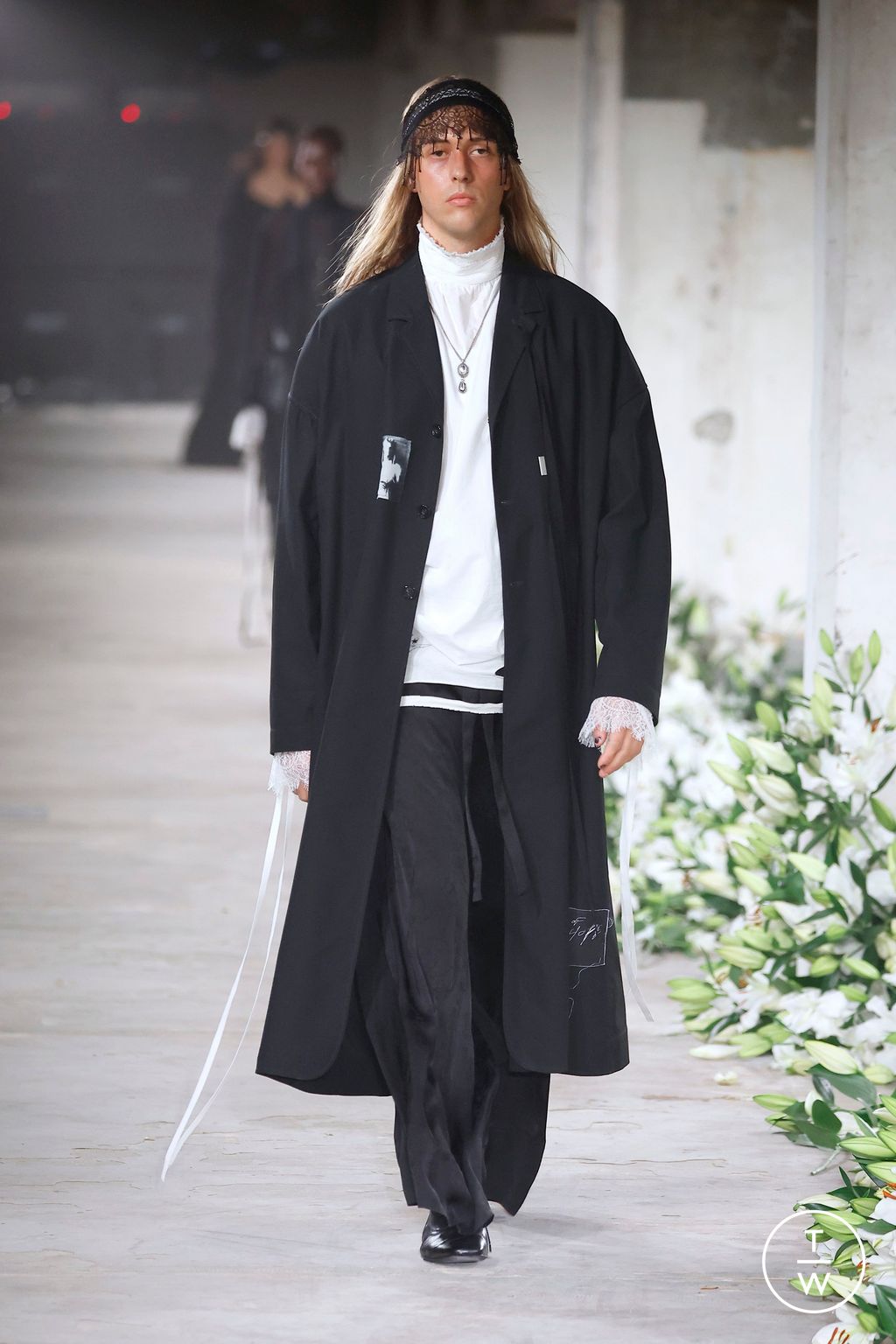 Fashion Week Paris Spring/Summer 2025 look 37 from the Ann Demeulemeester collection womenswear