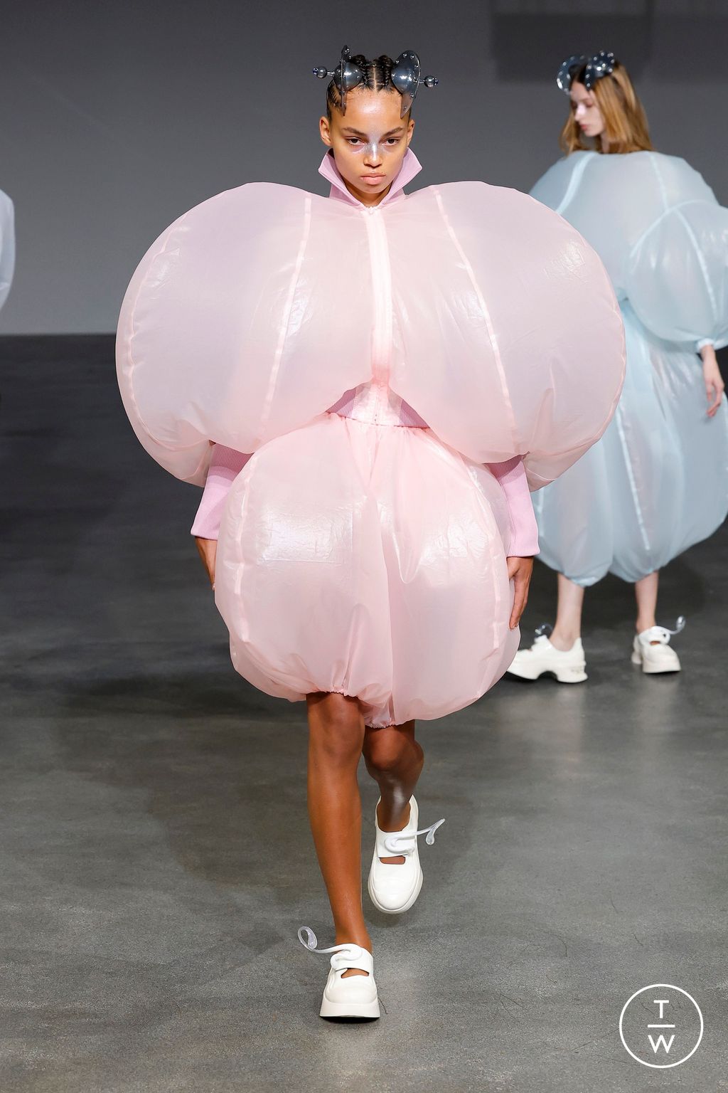 Fashion Week Paris Spring/Summer 2025 look 1 from the Anrealage collection womenswear