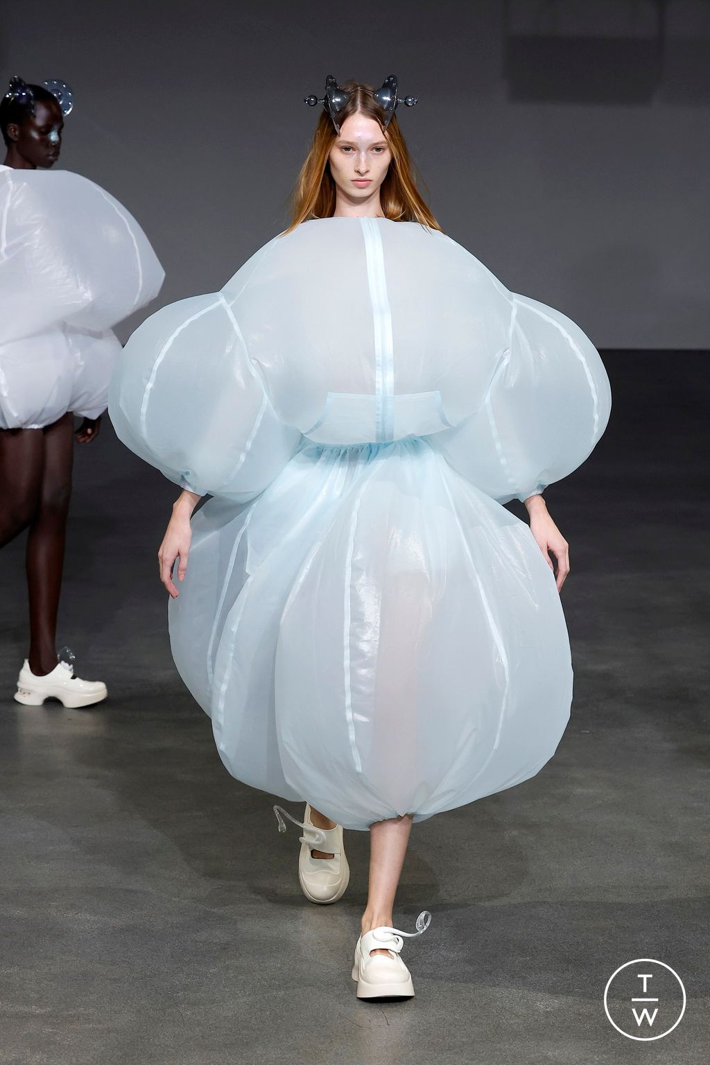 Fashion Week Paris Spring/Summer 2025 look 2 de la collection Anrealage womenswear