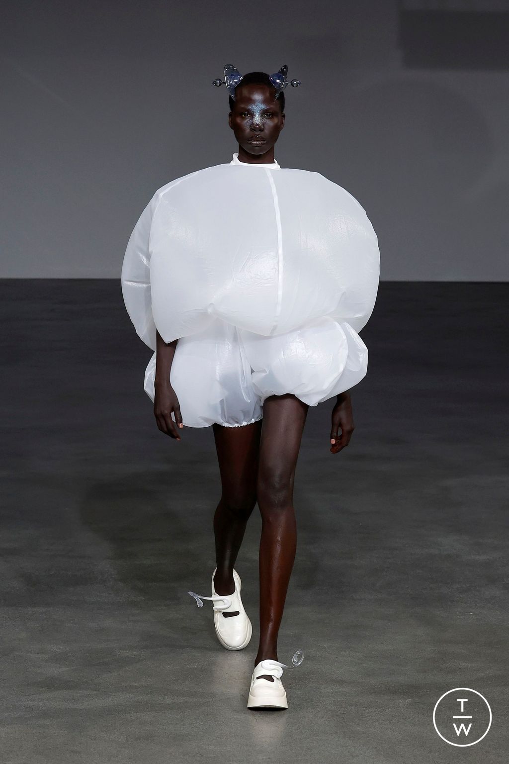 Fashion Week Paris Spring/Summer 2025 look 3 from the Anrealage collection womenswear