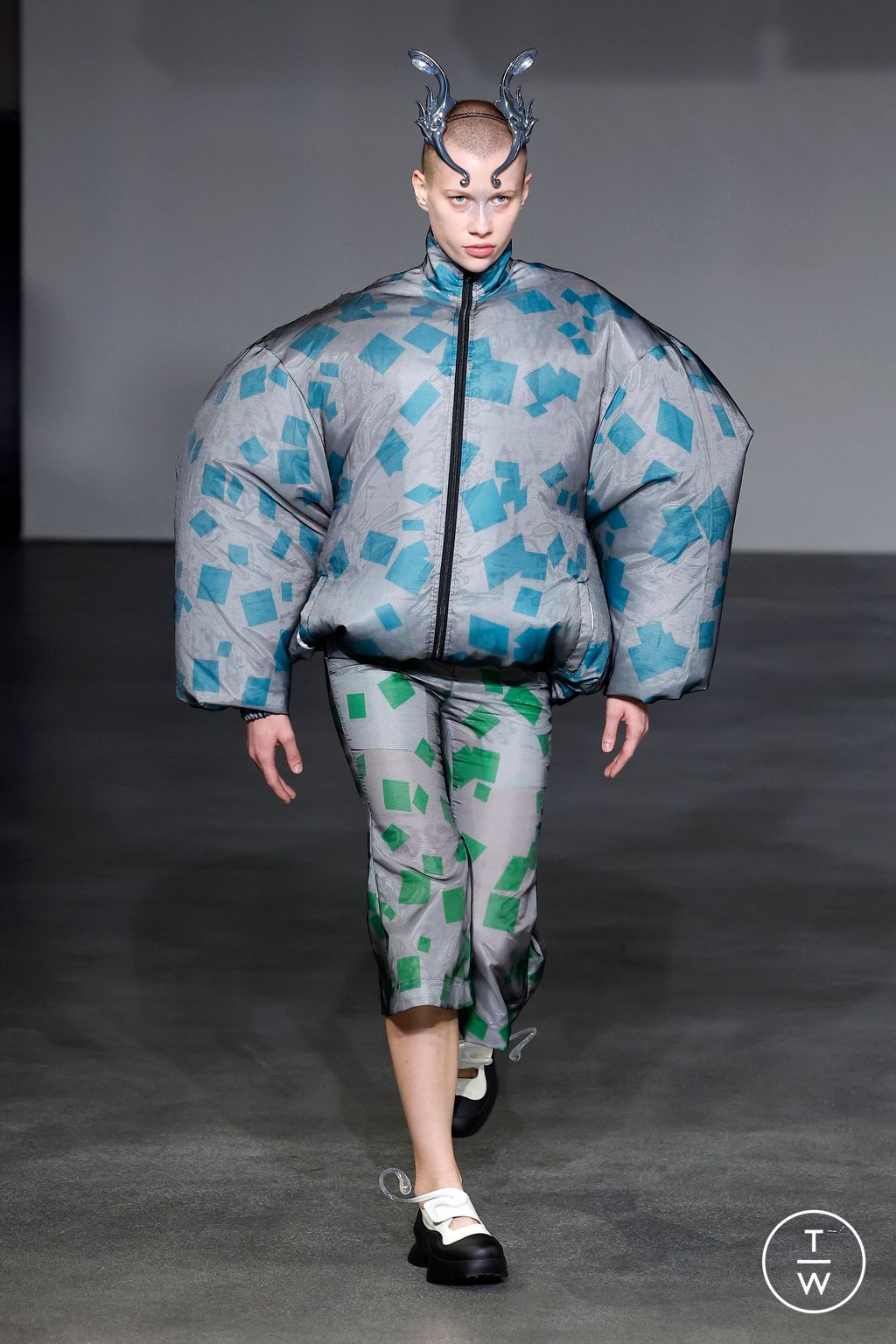 Fashion Week Paris Spring/Summer 2025 look 6 from the Anrealage collection womenswear