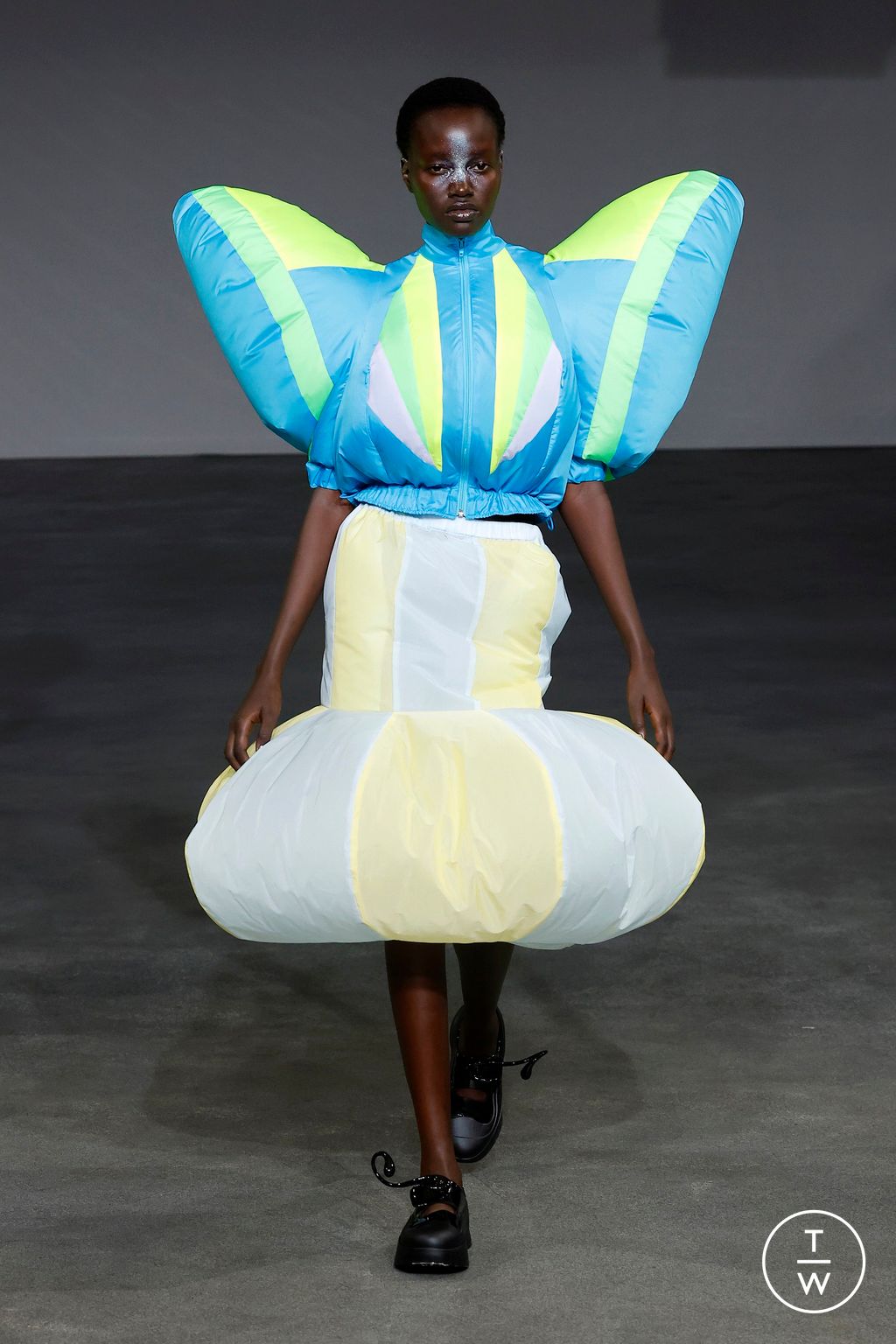 Fashion Week Paris Spring/Summer 2025 look 8 from the Anrealage collection 女装