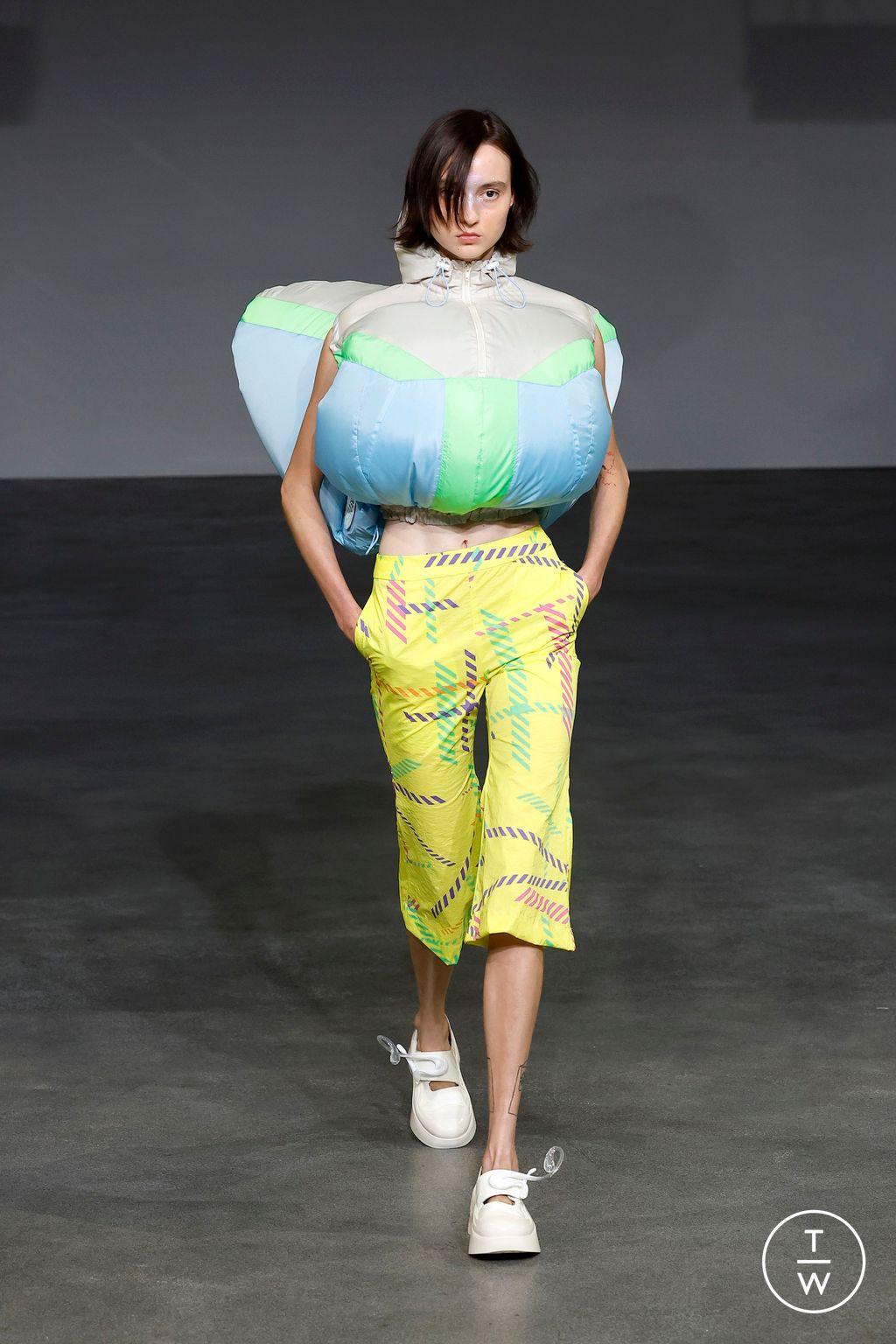 Fashion Week Paris Spring/Summer 2025 look 9 from the Anrealage collection 女装