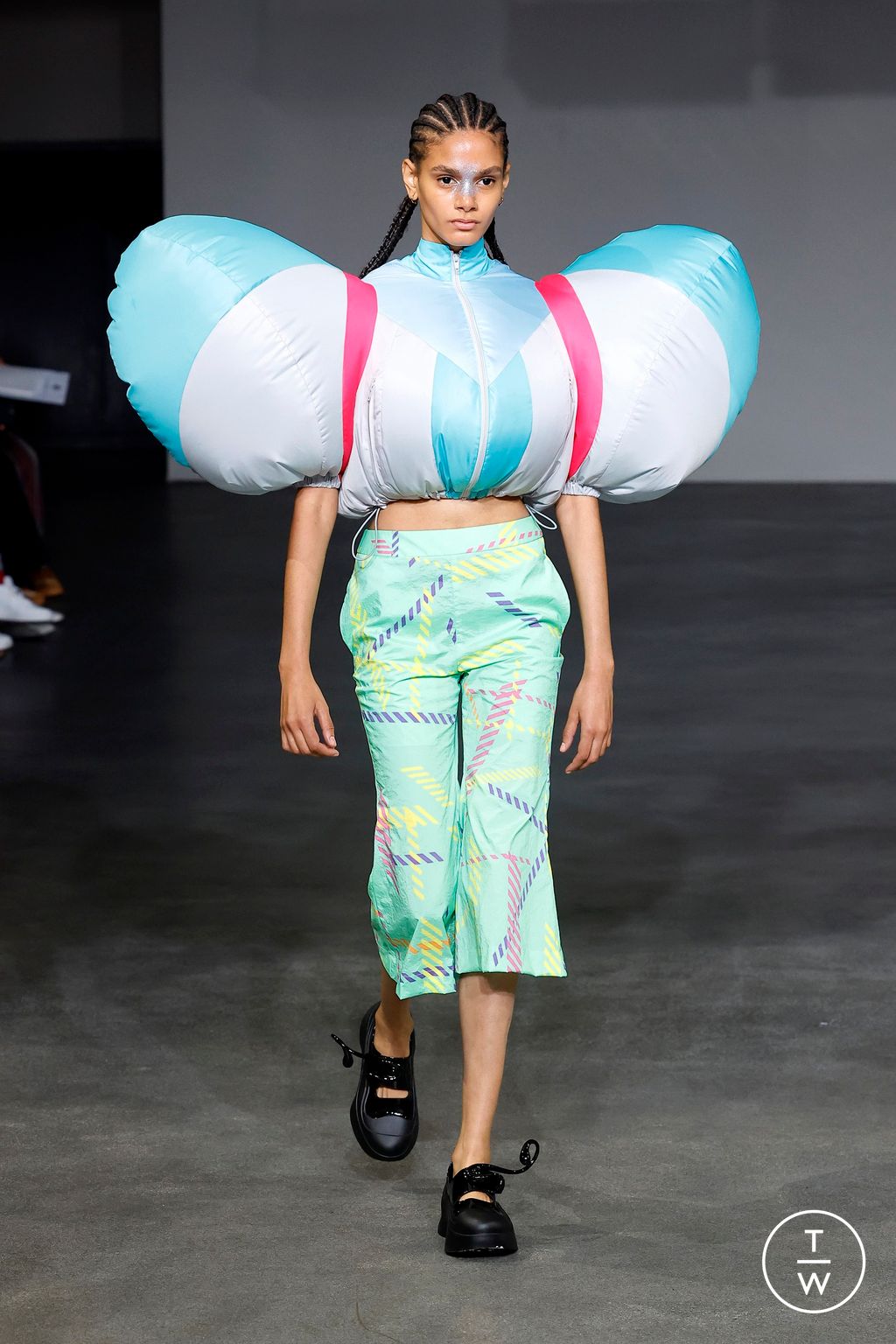 Fashion Week Paris Spring/Summer 2025 look 7 de la collection Anrealage womenswear