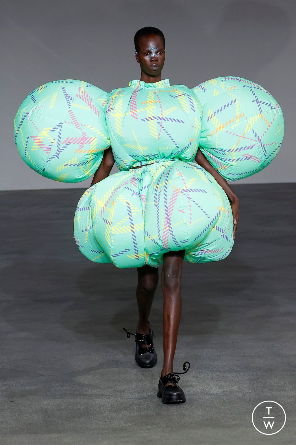 Fashion Week Paris Spring/Summer 2025 look 11 from the Anrealage collection 女装