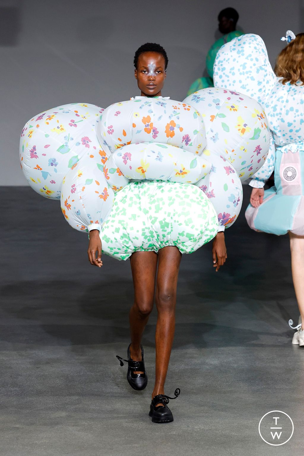 Fashion Week Paris Spring/Summer 2025 look 12 from the Anrealage collection womenswear