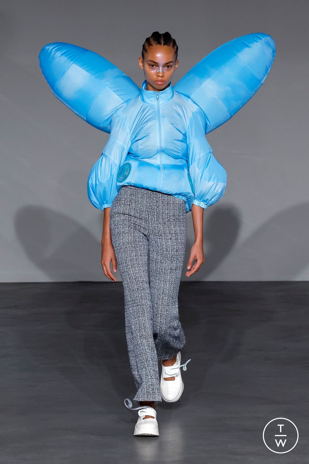 Fashion Week Paris Spring/Summer 2025 look 14 de la collection Anrealage womenswear