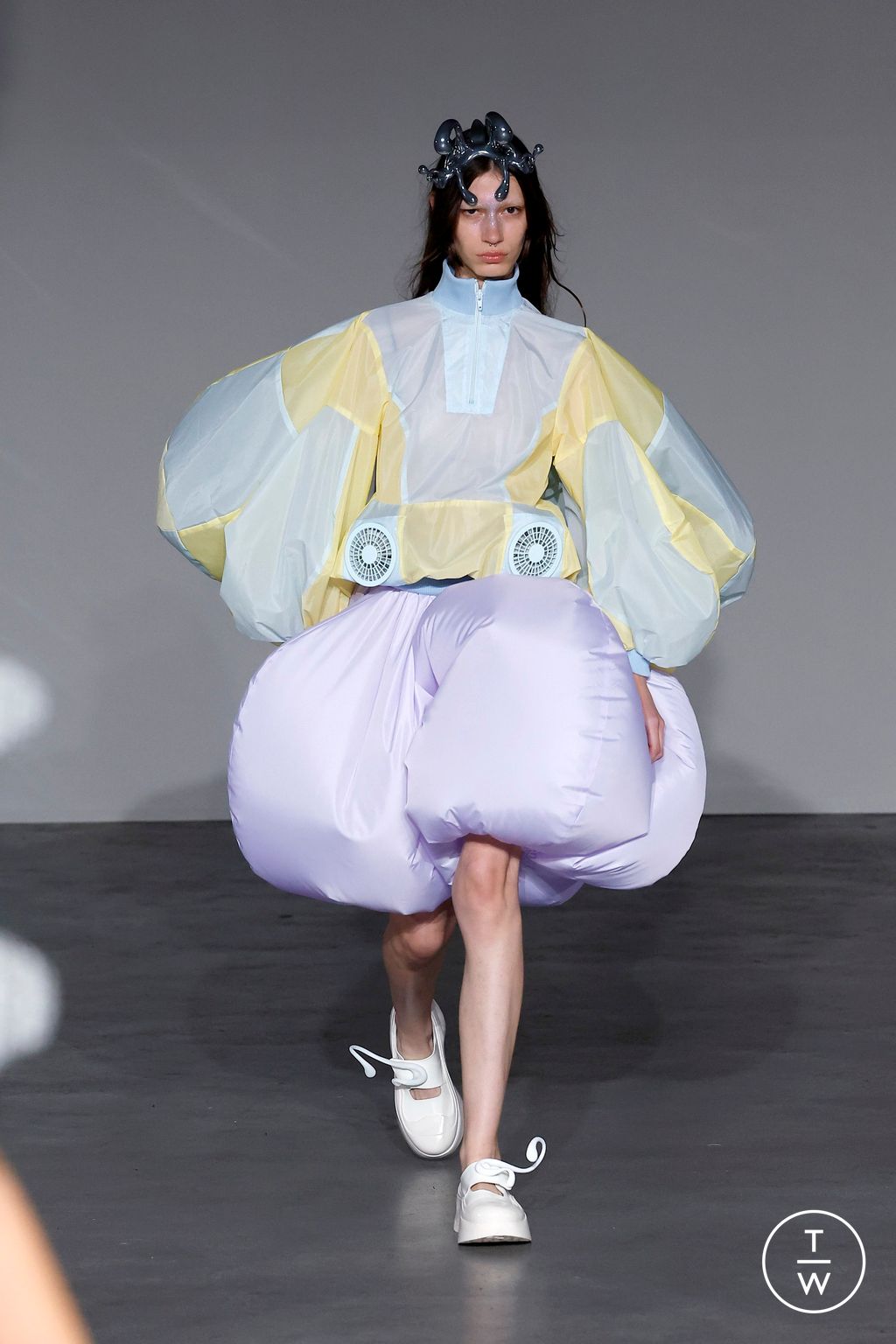 Fashion Week Paris Spring/Summer 2025 look 20 from the Anrealage collection 女装