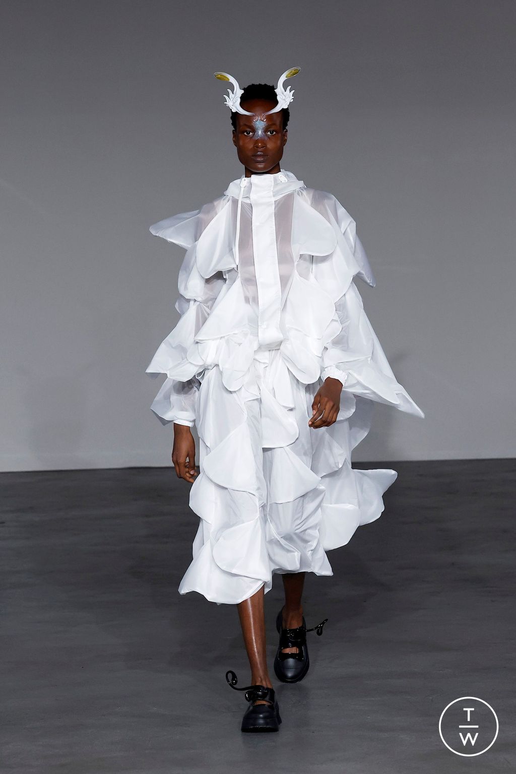 Fashion Week Paris Spring/Summer 2025 look 22 from the Anrealage collection 女装