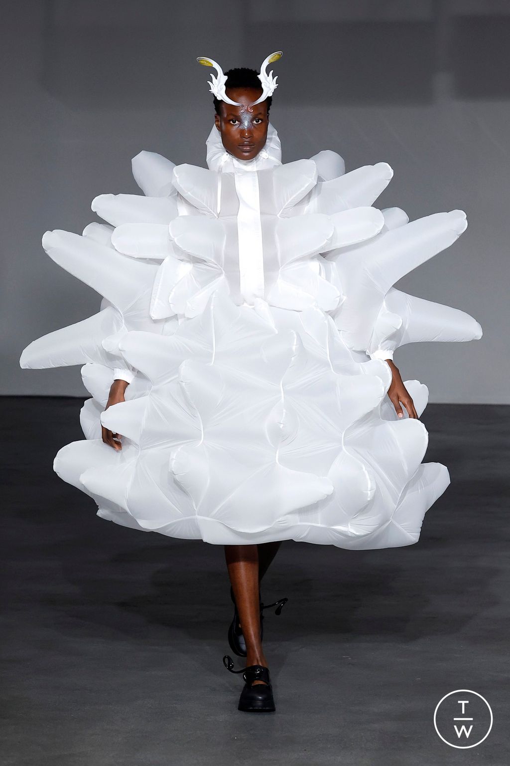 Fashion Week Paris Spring/Summer 2025 look 23 from the Anrealage collection 女装