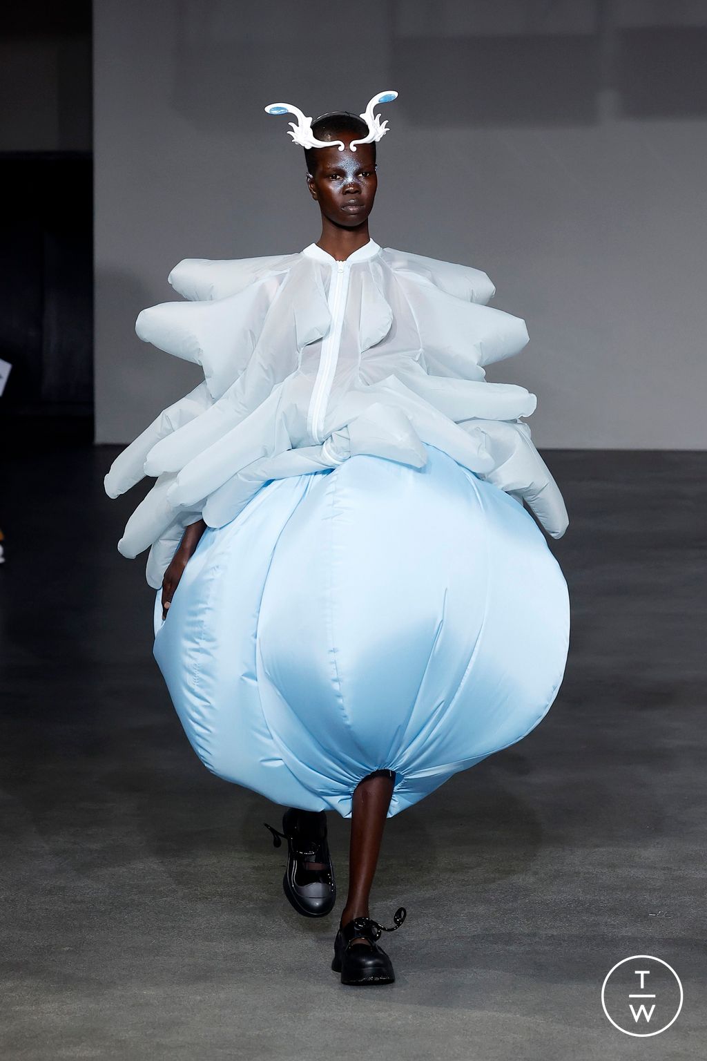 Fashion Week Paris Spring/Summer 2025 look 24 from the Anrealage collection 女装