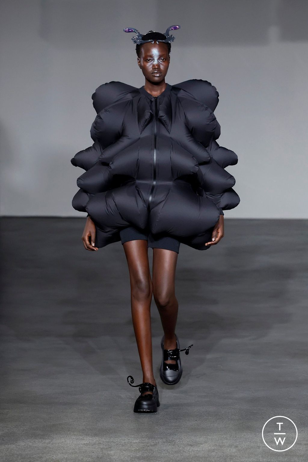 Fashion Week Paris Spring/Summer 2025 look 25 from the Anrealage collection womenswear