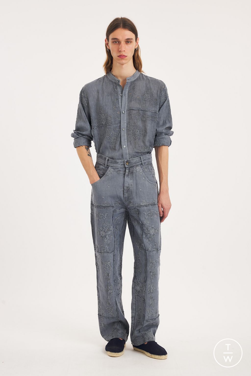 Fashion Week Paris Spring/Summer 2026 look 17 from the Antik Batik collection 男装