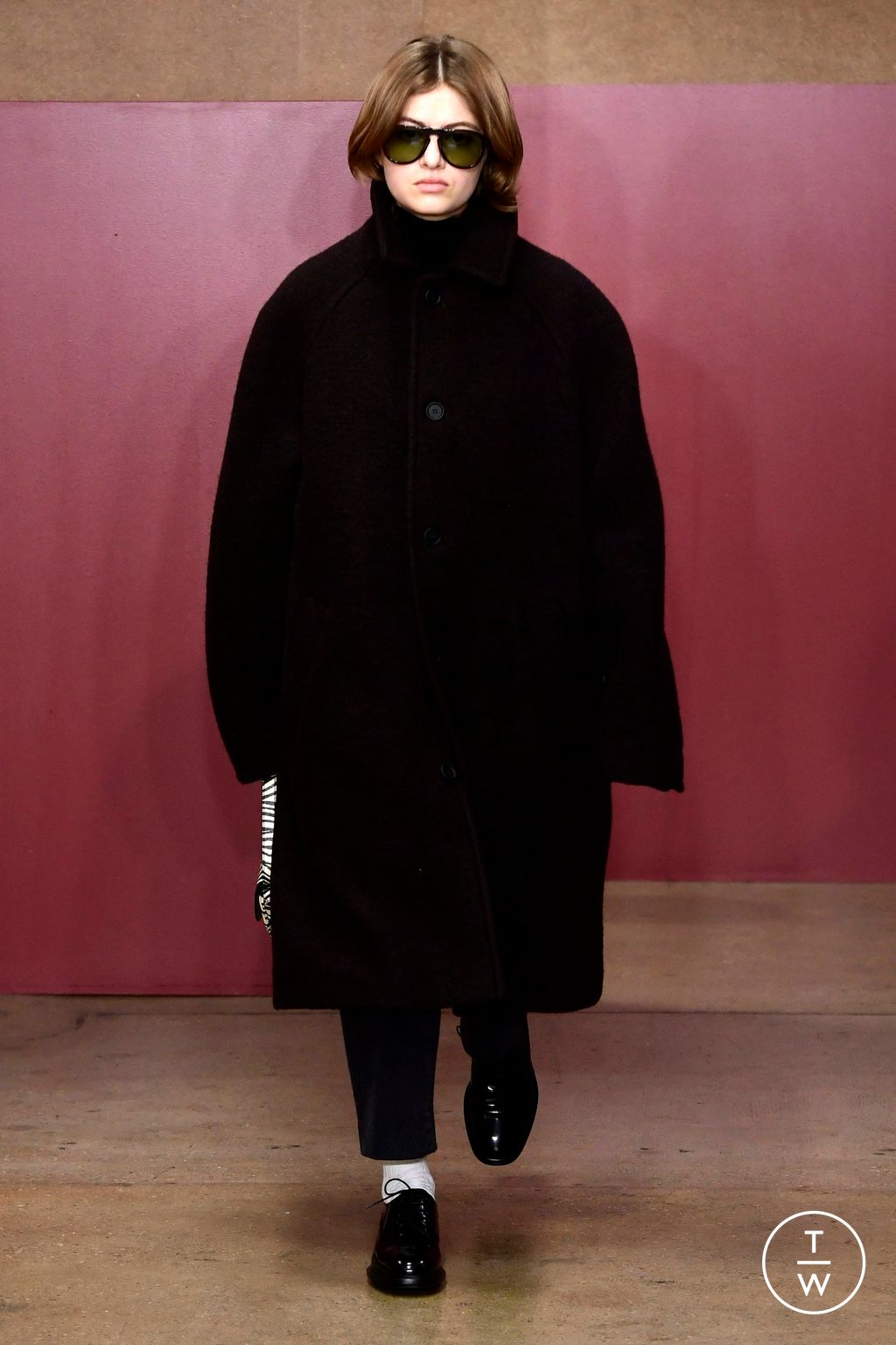 Fashion Week Paris Fall/Winter 2023 look 8 from the Apc collection womenswear