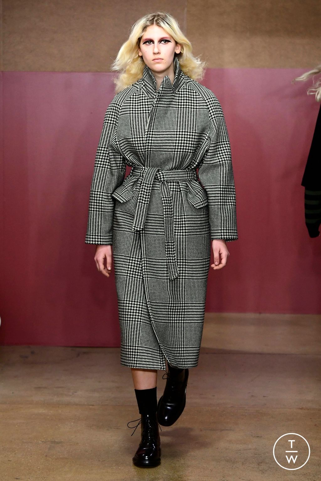 Fashion Week Paris Fall/Winter 2023 look 24 from the Apc collection womenswear
