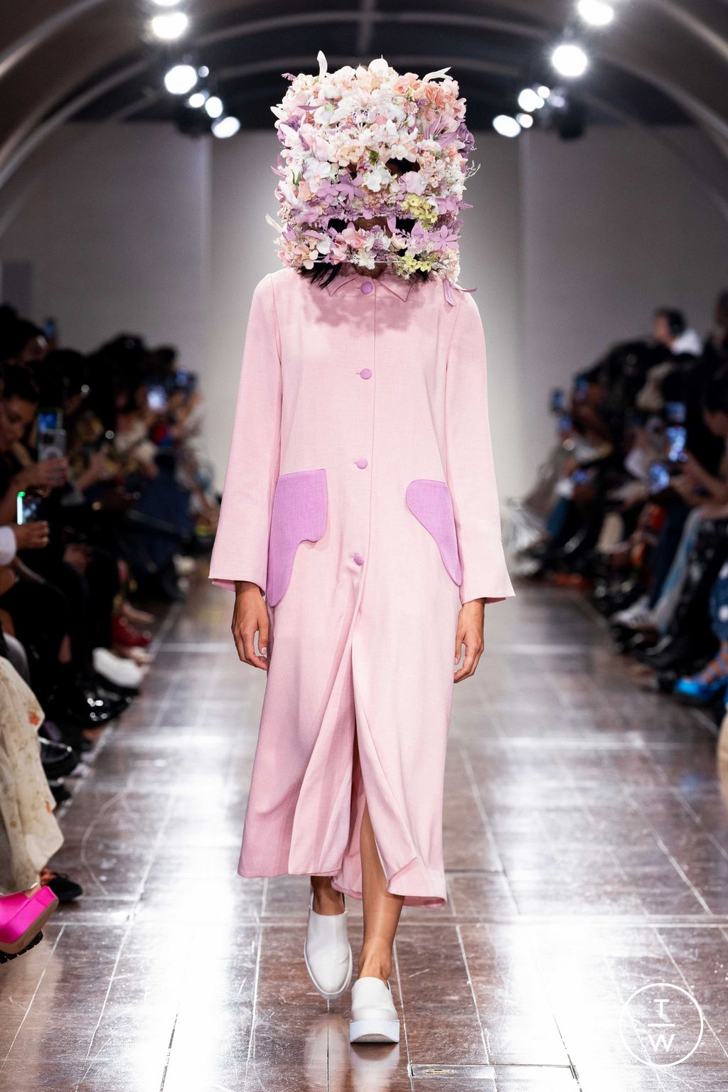 Fashion Week London Spring/Summer 2024 look 1 de la collection APUJAN womenswear