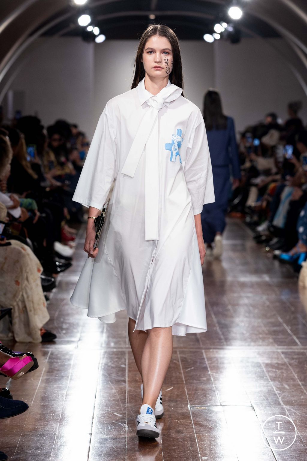 Fashion Week London Spring/Summer 2024 look 3 from the APUJAN collection 女装