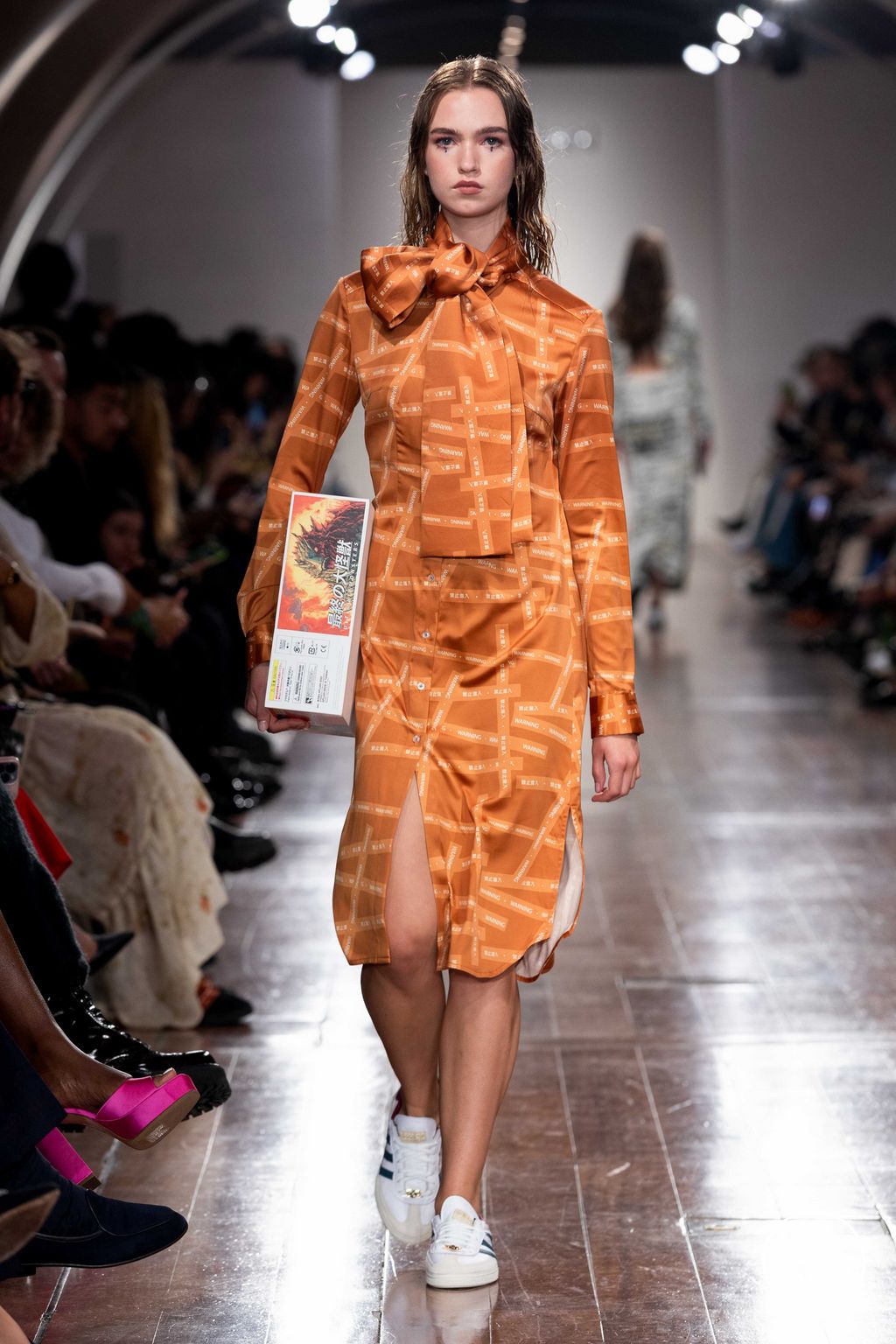 Fashion Week London Spring/Summer 2024 look 14 from the APUJAN collection 女装