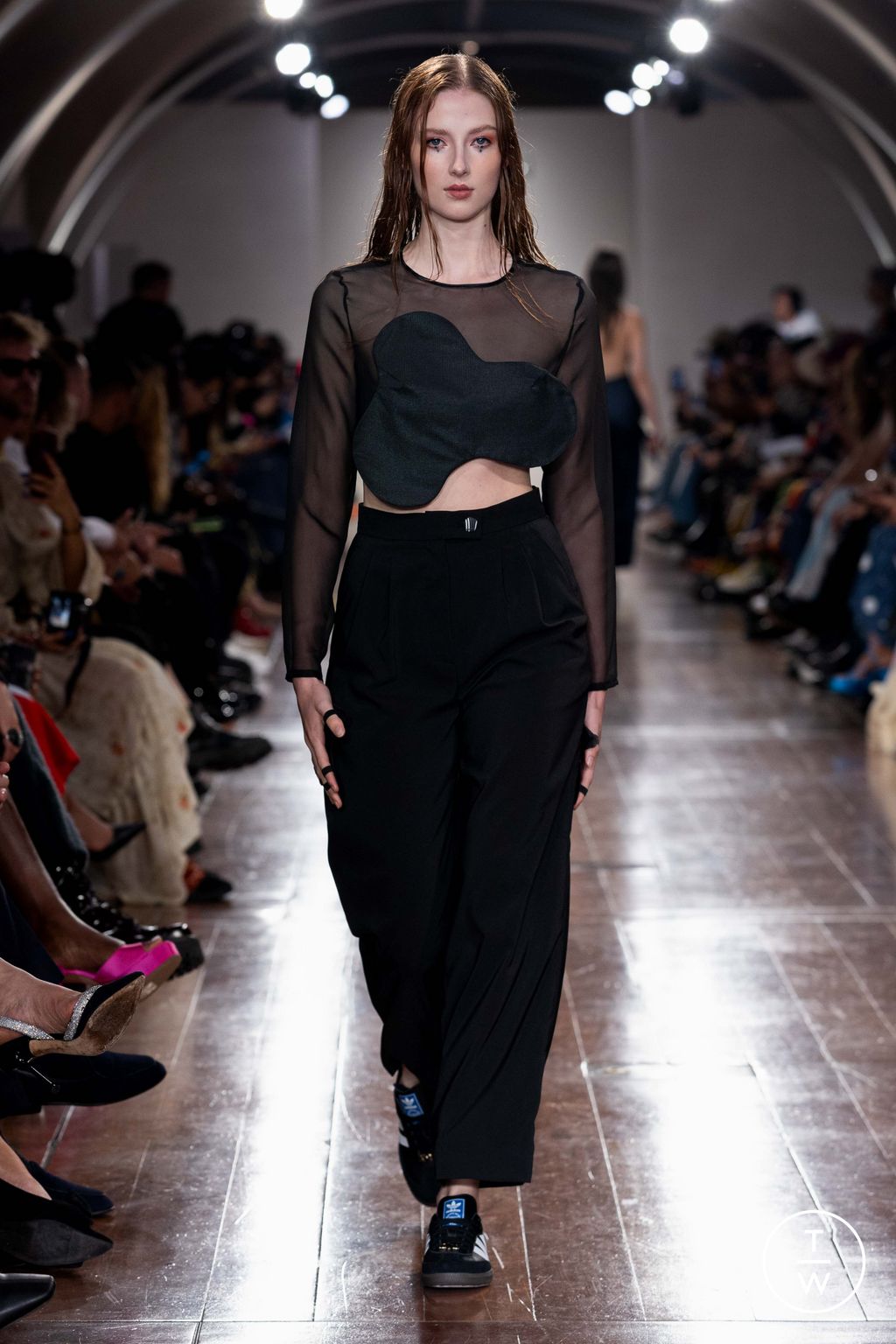 Fashion Week London Spring/Summer 2024 look 20 de la collection APUJAN womenswear