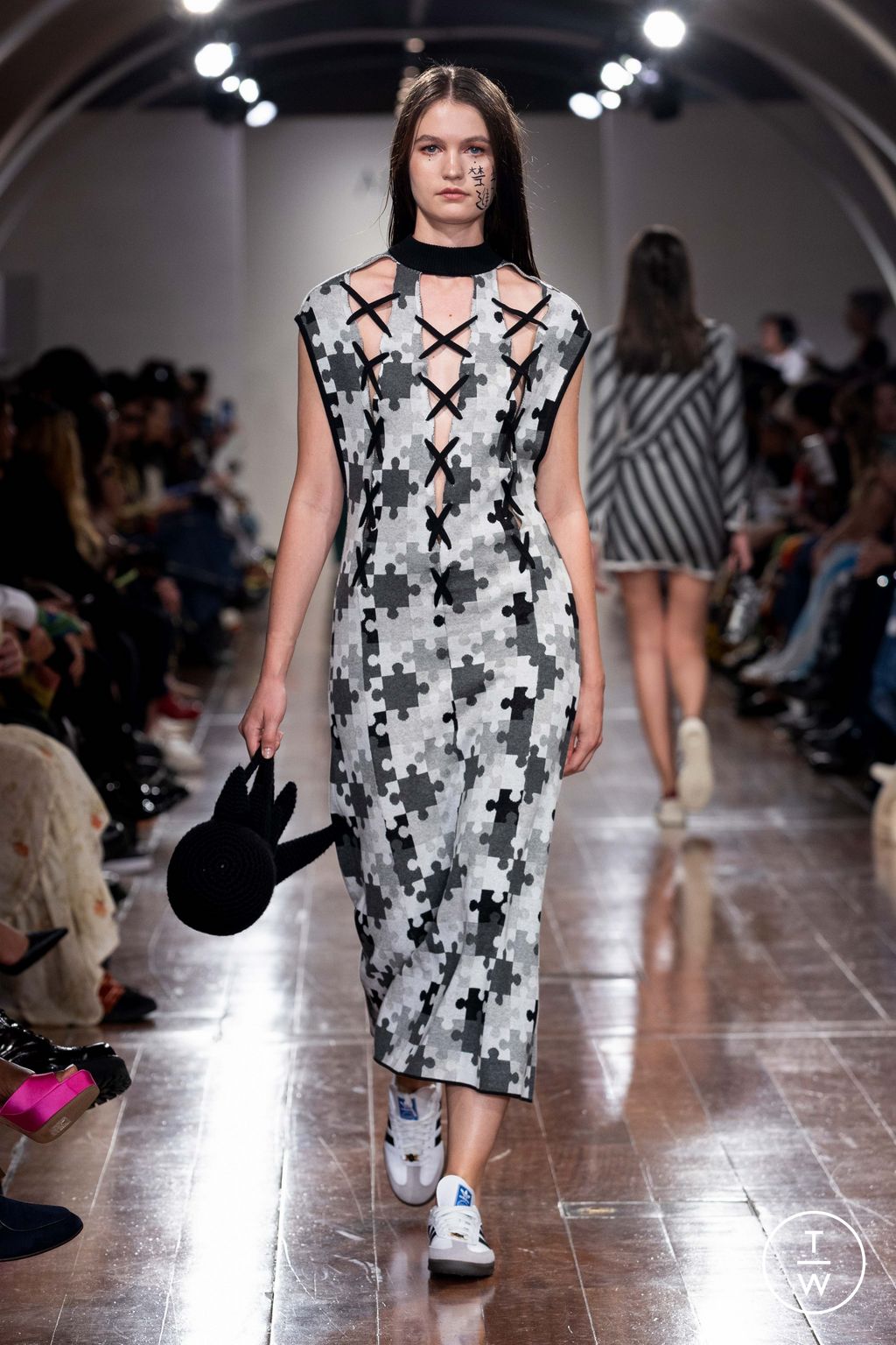 Fashion Week London Spring/Summer 2024 look 23 from the APUJAN collection 女装
