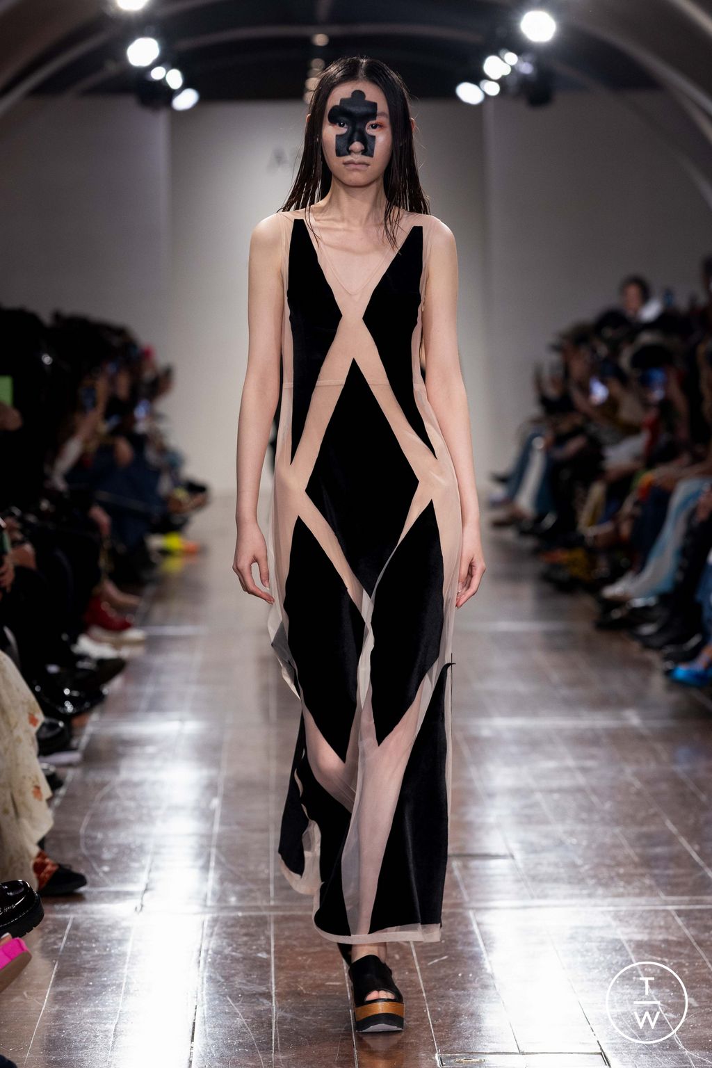 Fashion Week London Spring/Summer 2024 look 28 from the APUJAN collection 女装