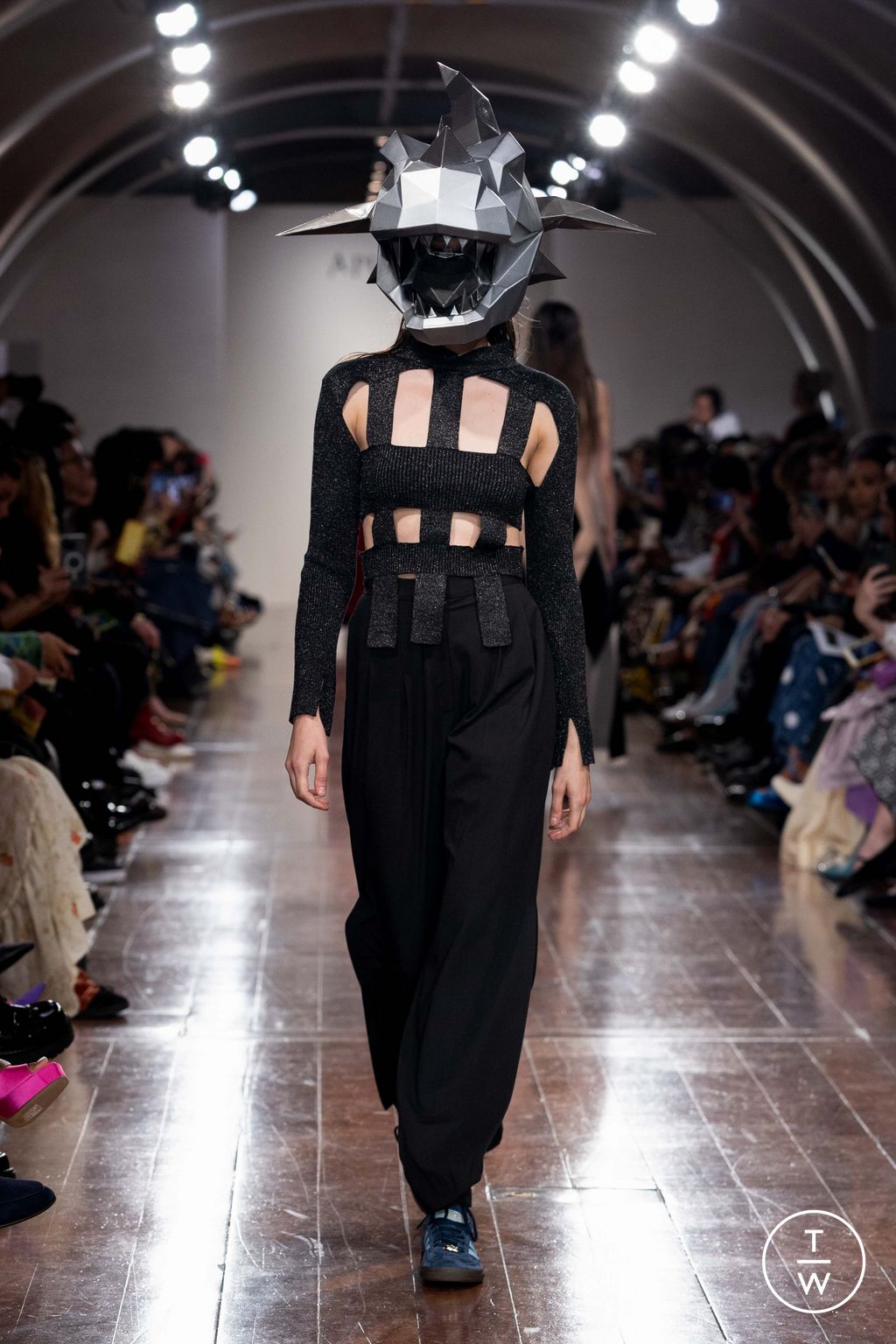 Fashion Week London Spring/Summer 2024 look 29 from the APUJAN collection 女装