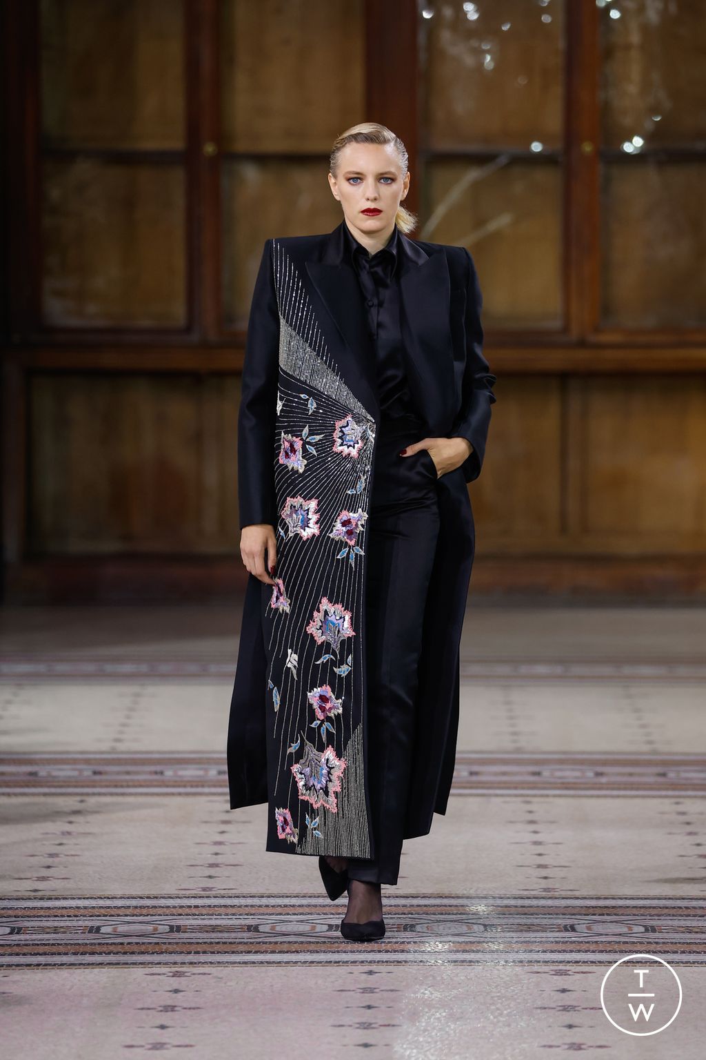Fashion Week Paris Fall/Winter 2022 look 1 de la collection ArdAzAei couture