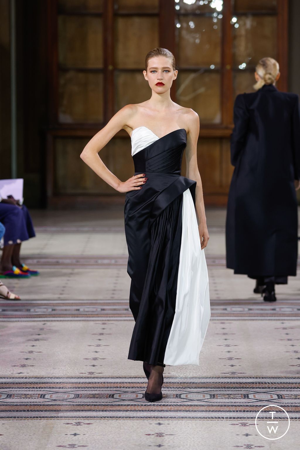 Fashion Week Paris Fall/Winter 2022 look 2 de la collection ArdAzAei couture
