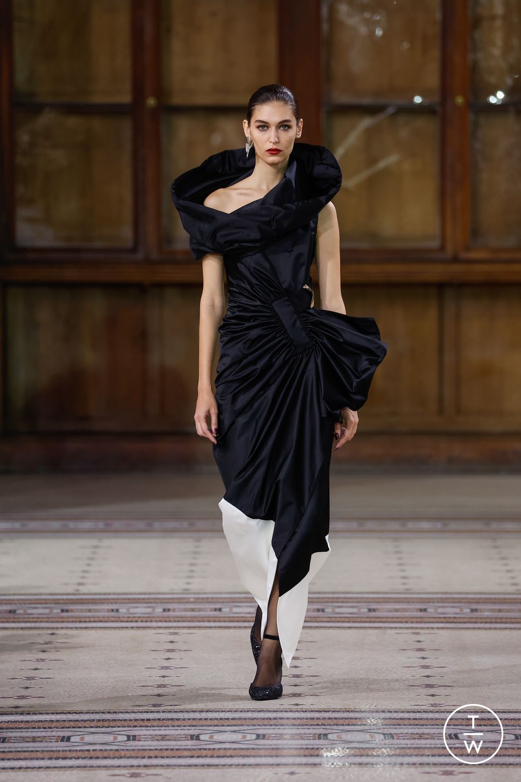 Fashion Week Paris Fall/Winter 2022 look 5 from the ArdAzAei collection couture