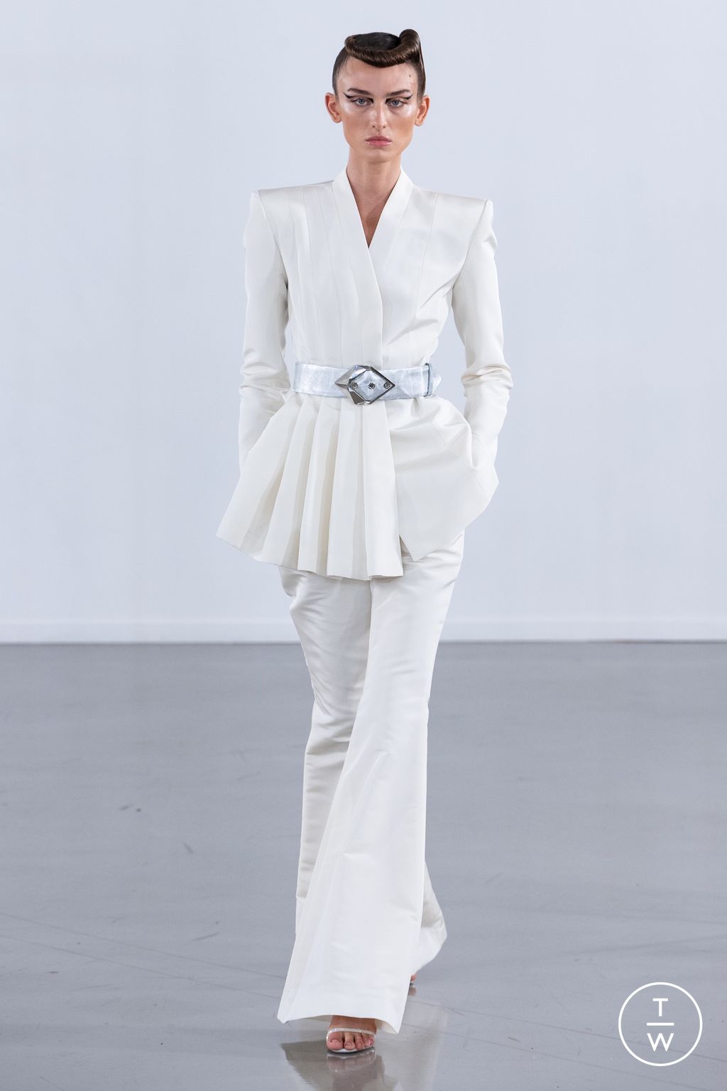 Fashion Week Paris Fall/Winter 2023 look 11 from the ArdAzAei collection 高级定制