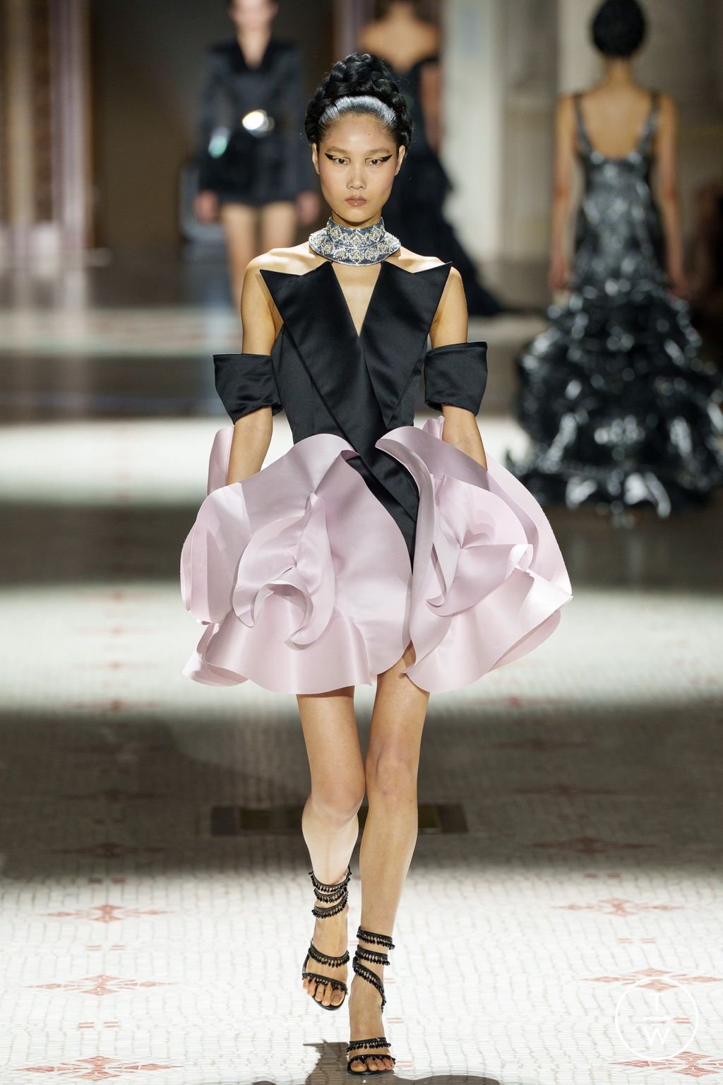 Fashion Week Paris Fall/Winter 2024 look 14 de la collection ArdAzAei couture