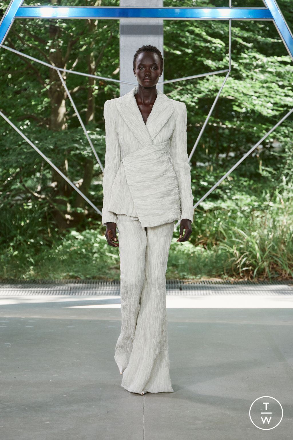 Fashion Week Paris Fall/Winter 2025 look 3 from the ArdAzAei collection couture