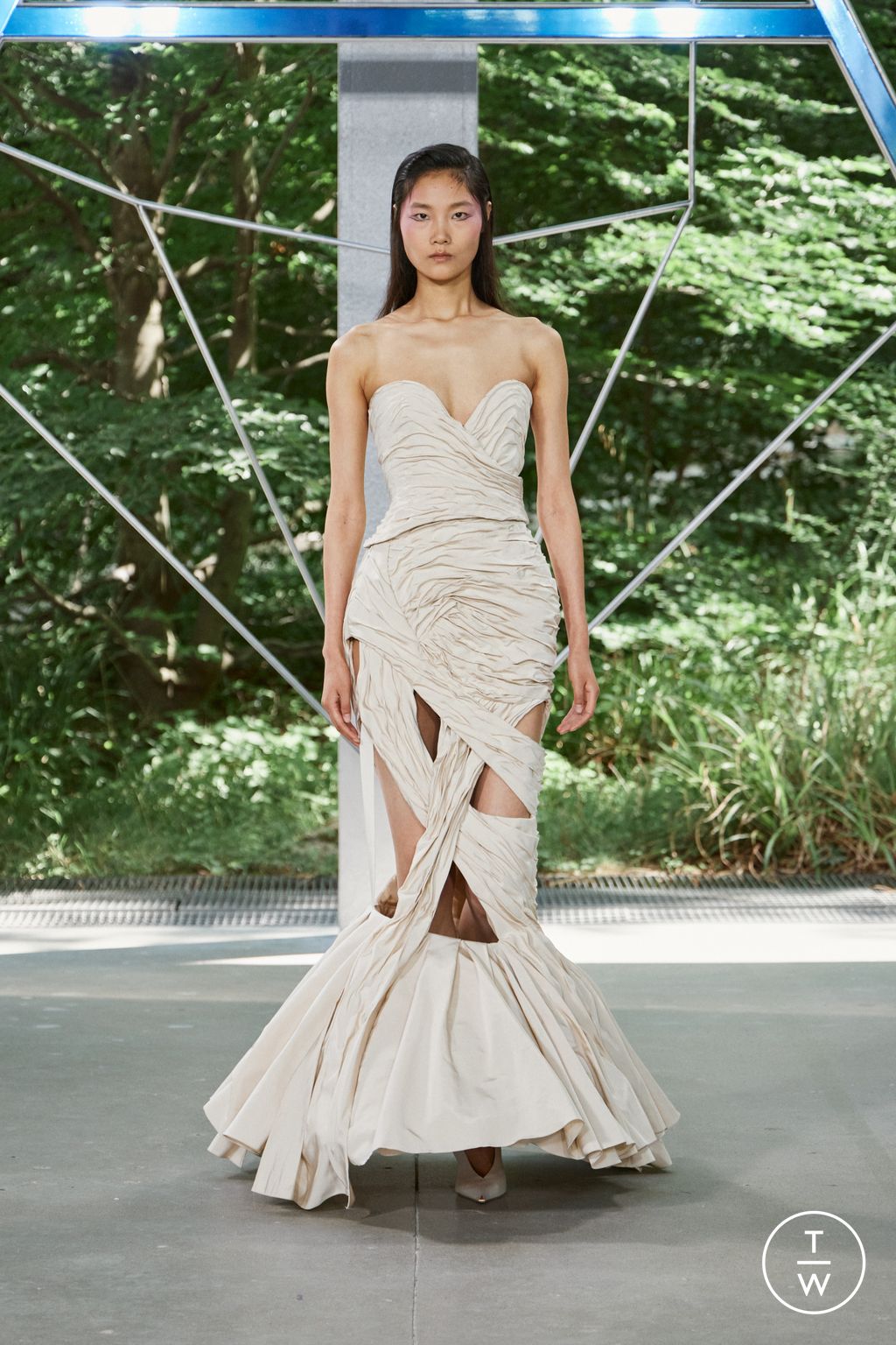 Fashion Week Paris Fall/Winter 2025 look 5 from the ArdAzAei collection couture