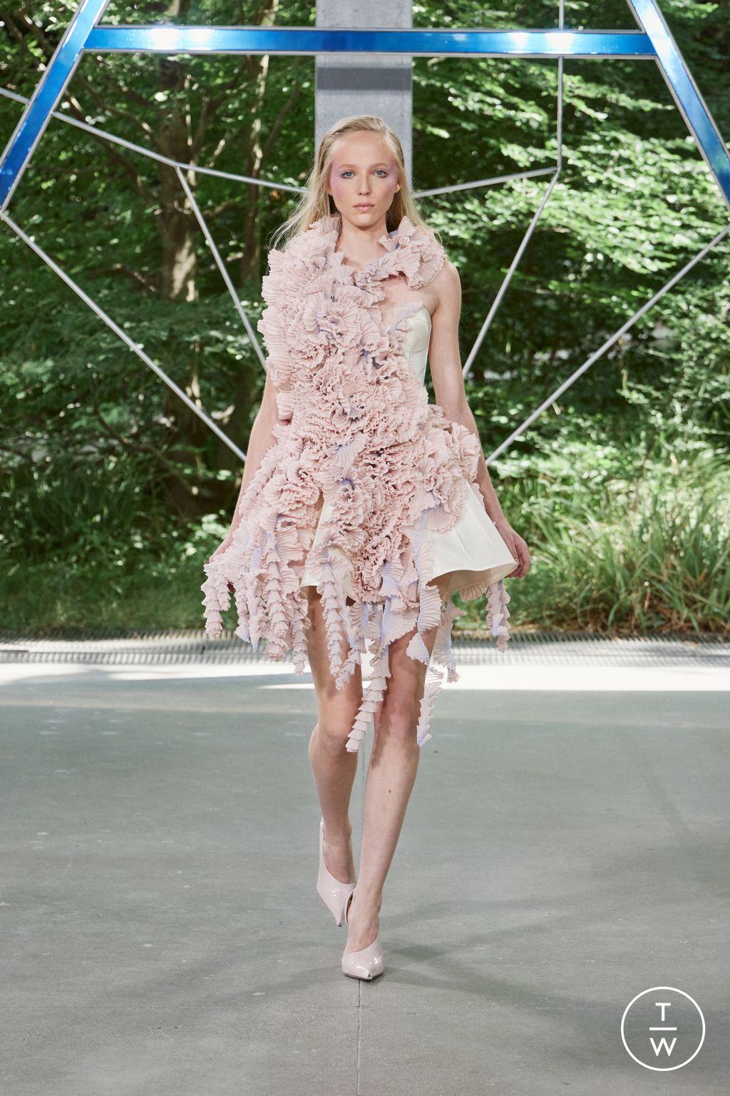 Fashion Week Paris Fall/Winter 2025 look 16 de la collection ArdAzAei couture