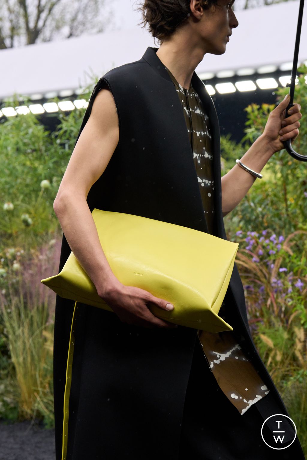 Fashion Week Milan Spring/Summer 2023 look 21 from the Jil Sander collection womenswear accessories