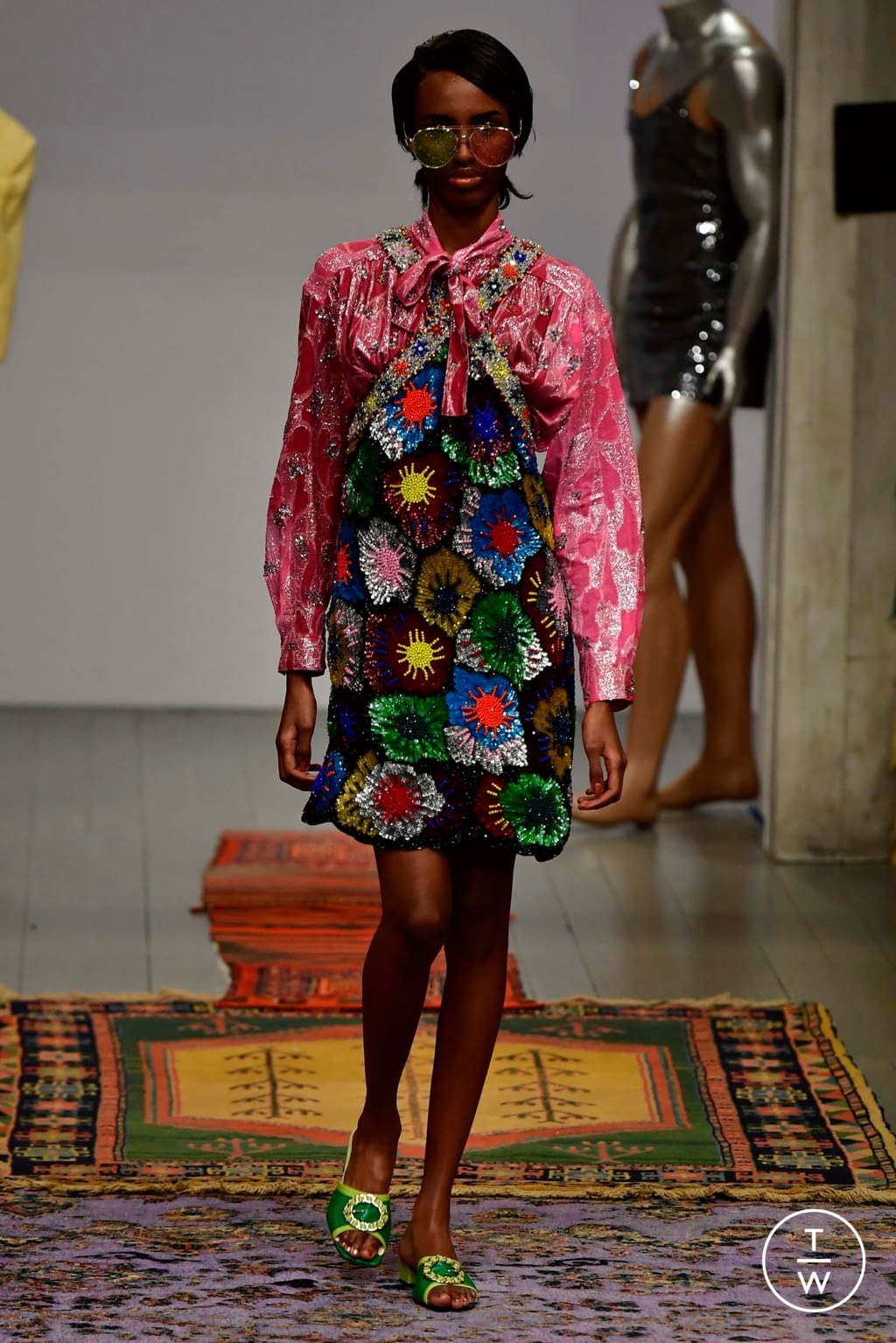 Fashion Week London Fall/Winter 2018 look 18 from the Ashish collection 女装