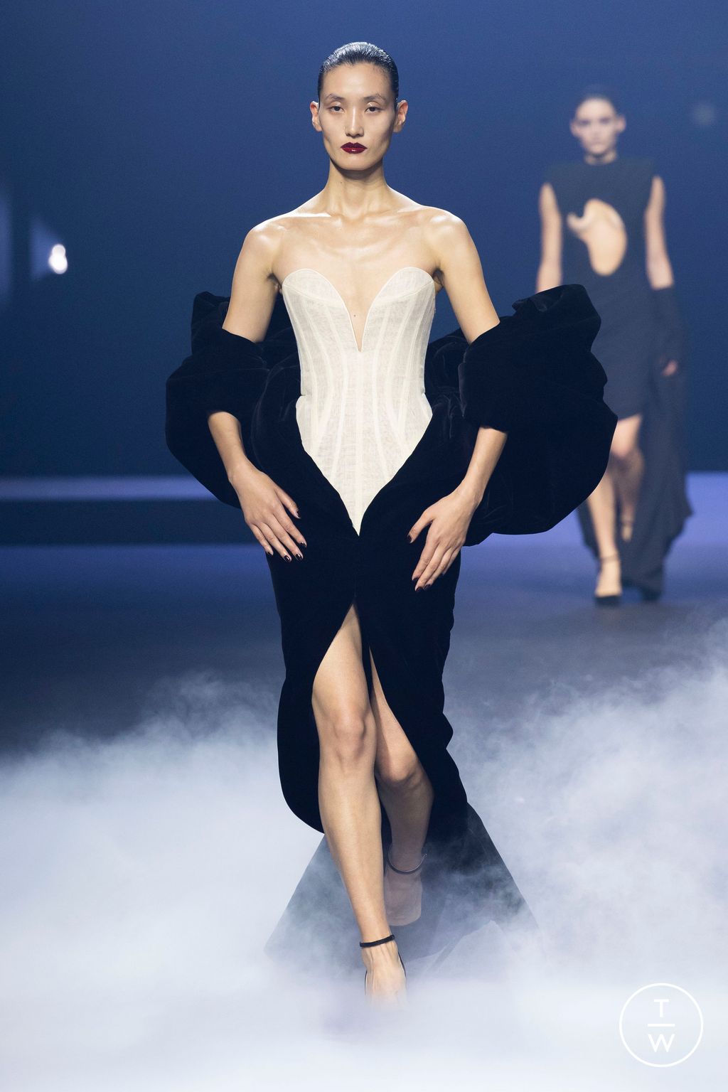 Fashion Week Paris Fall/Winter 2023 look 10 from the Ashi Studio collection couture